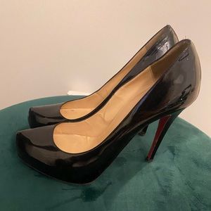 Black patent Christian Louboutin heels - Size 42